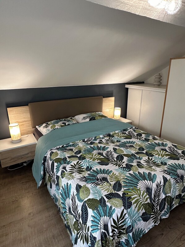 Iron/ironing board, WiFi, bed sheets