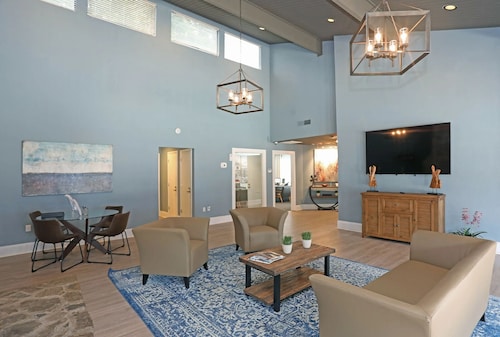 Landing | Chic 2BD, Pool, Gym