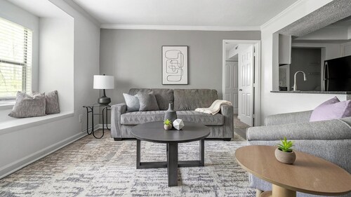 Landing | Stylish 2BD, Pool, Gym