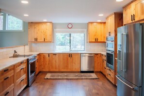 Jääkaappi, mikroaaltouuni, uuni, liesi