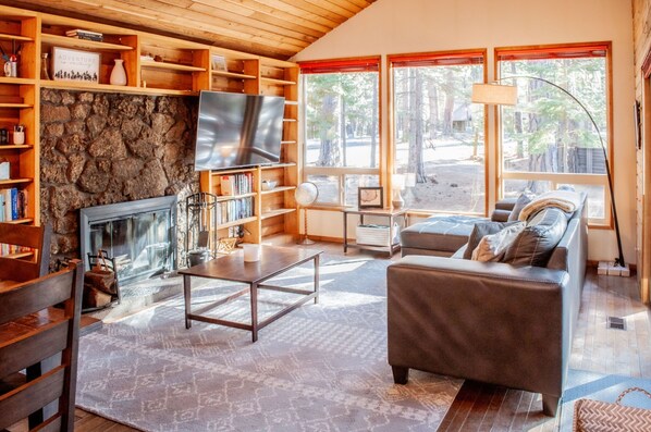 Televisión y chimenea