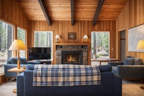 Televisión y chimenea 