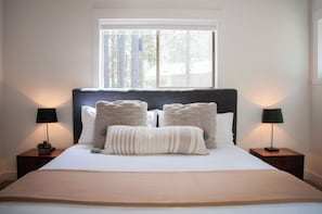5 bedrooms, iron/ironing board, WiFi, bed sheets