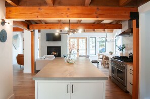 Fridge, microwave, oven, stovetop - Black Butte Ranch Spring Home 042 (Black Butte Ranch)