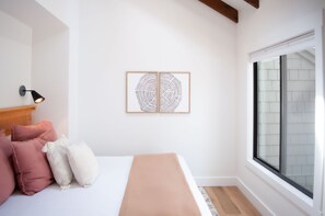 5 bedrooms, iron/ironing board, WiFi, bed sheets