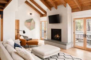 TV, fireplace - Black Butte Ranch Spring Home 042 (Black Butte Ranch)