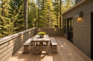 Outdoor dining - Black Butte Ranch Spring Home 042 (Black Butte Ranch)