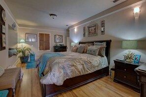 2 bedrooms, desk, iron/ironing board, WiFi - Renovated 1912 Home 2B/2B w/King&Queen fenced yard (Grants Pass)