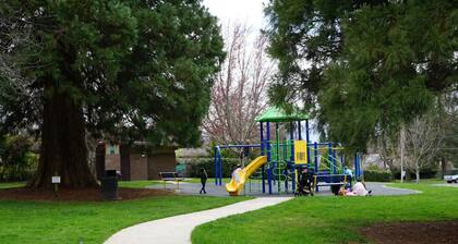 Renovated 1912 Home 2B/2B w/King&Queen fenced yard