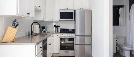 Køleskab, spisebord