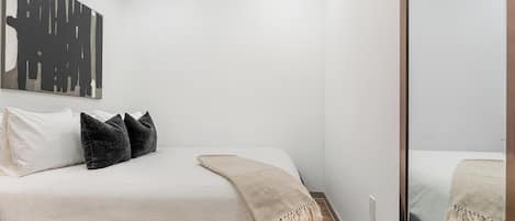 1 habitación, escritorio, tabla de planchar con plancha y wifi