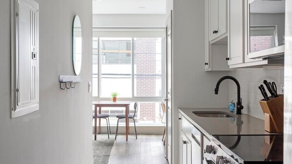 Réfrigérateur, tables à manger