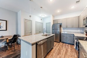 ثلاجة، مائدة طعام