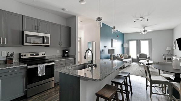 Refrigerador y comedor 