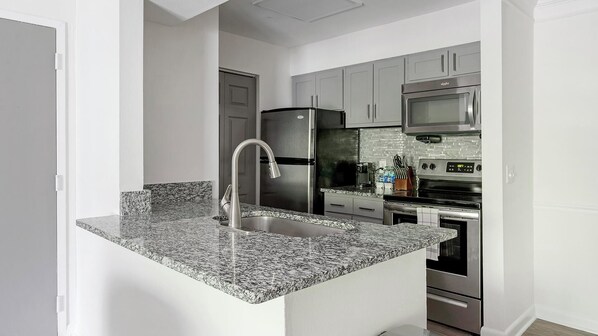 Réfrigérateur, tables à manger