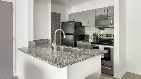 Réfrigérateur, tables à manger