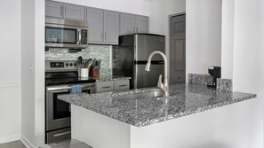 Réfrigérateur, tables à manger