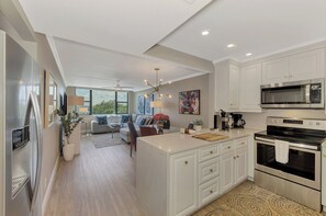 Private kitchen - Harbor Towers 1BD with washer & dryer in unit! (Sarasota)