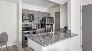 Réfrigérateur, tables à manger