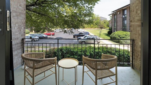 Landing | Beautiful 2BD, Pool, Gym