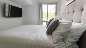 2 bedrooms, desk, iron/ironing board, WiFi