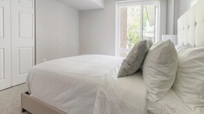 2 bedrooms, desk, iron/ironing board, WiFi
