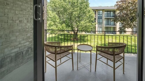 Landing | Stylish 2BD, Gym, Pool