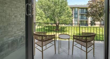 Landing | Stylish 2BD, Gym, Pool