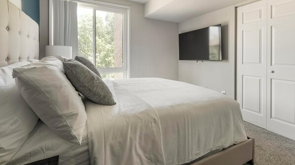 2 bedrooms, desk, iron/ironing board, WiFi