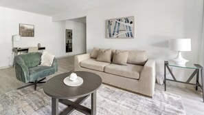 Smart TV - Landing | Beautiful 1BD, Pool, Gym (Greenbelt)