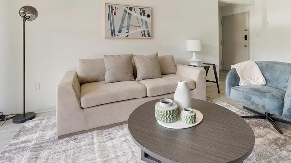 Smart TV - Landing | Beautiful 2BD, Gym, Pool (Greenbelt)