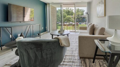 Landing | Modern 2BD, Pool, Gym