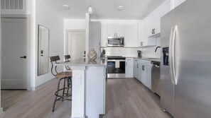 Kjøleskap og spisebord