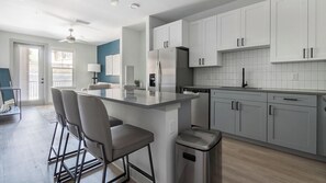 Kühlschrank, Esstisch