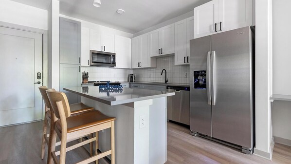 Refrigerador y comedor 