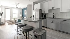 Kjøleskap og spisebord