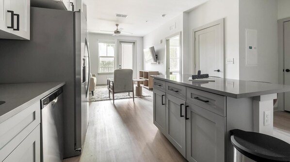 Réfrigérateur, table de salle à manger