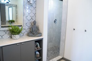 Een douche, een haardroger, handdoeken, zeep