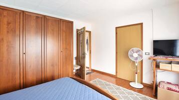 1 habitación, tabla de planchar con plancha y wifi gratis