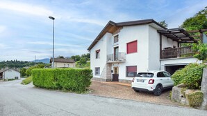 A two-story house with a car parked in front. - Lovely apartment in Pedavena with WiFi (Pedavena)