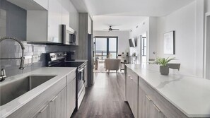 Fridge, dining tables - Landing at Arya Peachtree - 1 Bedroom in Buckhead (Buckhead)