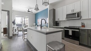 Réfrigérateur, tables à manger