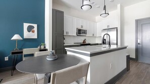 Réfrigérateur, tables à manger