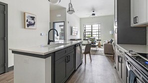 Kühlschrank, Esstisch