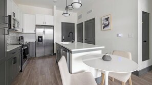 Réfrigérateur, tables à manger