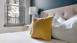 1 bedroom, desk, iron/ironing board, WiFi - Landing | Modern 1BD, Rooftop Lounge, Pool (Jacksonville)