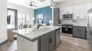 Geladeira, mesas de jantar