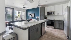 Een koelkast, een eettafel