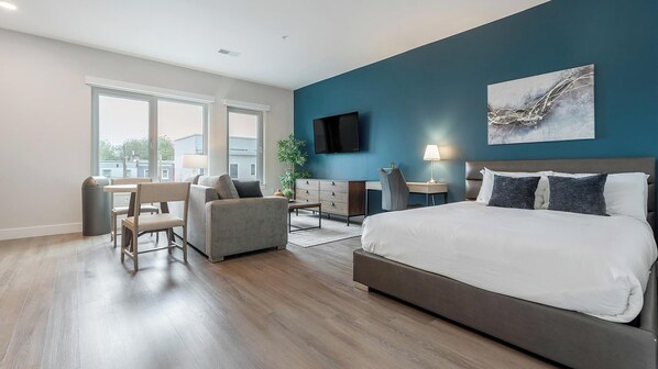 مكتب ومكواة/لوح كي وواي فاي وملاءات أسرّة