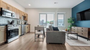 Kylskåp och matbord